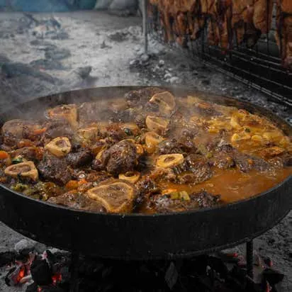 Cena de campo al disco sobre las brasas en la estancia