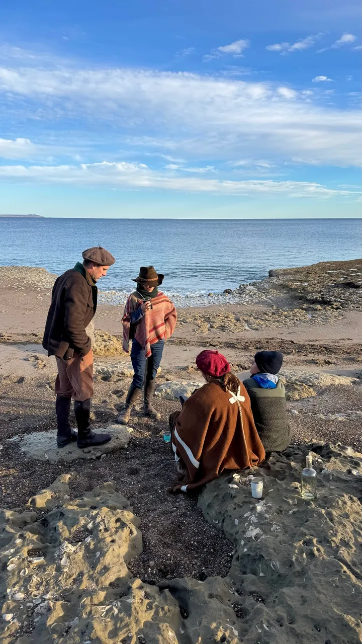 Grupo haciendo una parada junto a la costa rocosa de Punta Pardelas