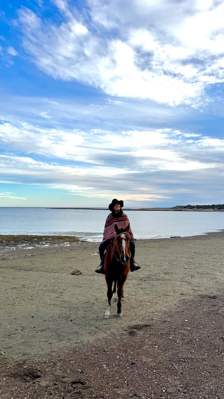 Jinete a caballo en la playa frente al mar de Punta Pardelas